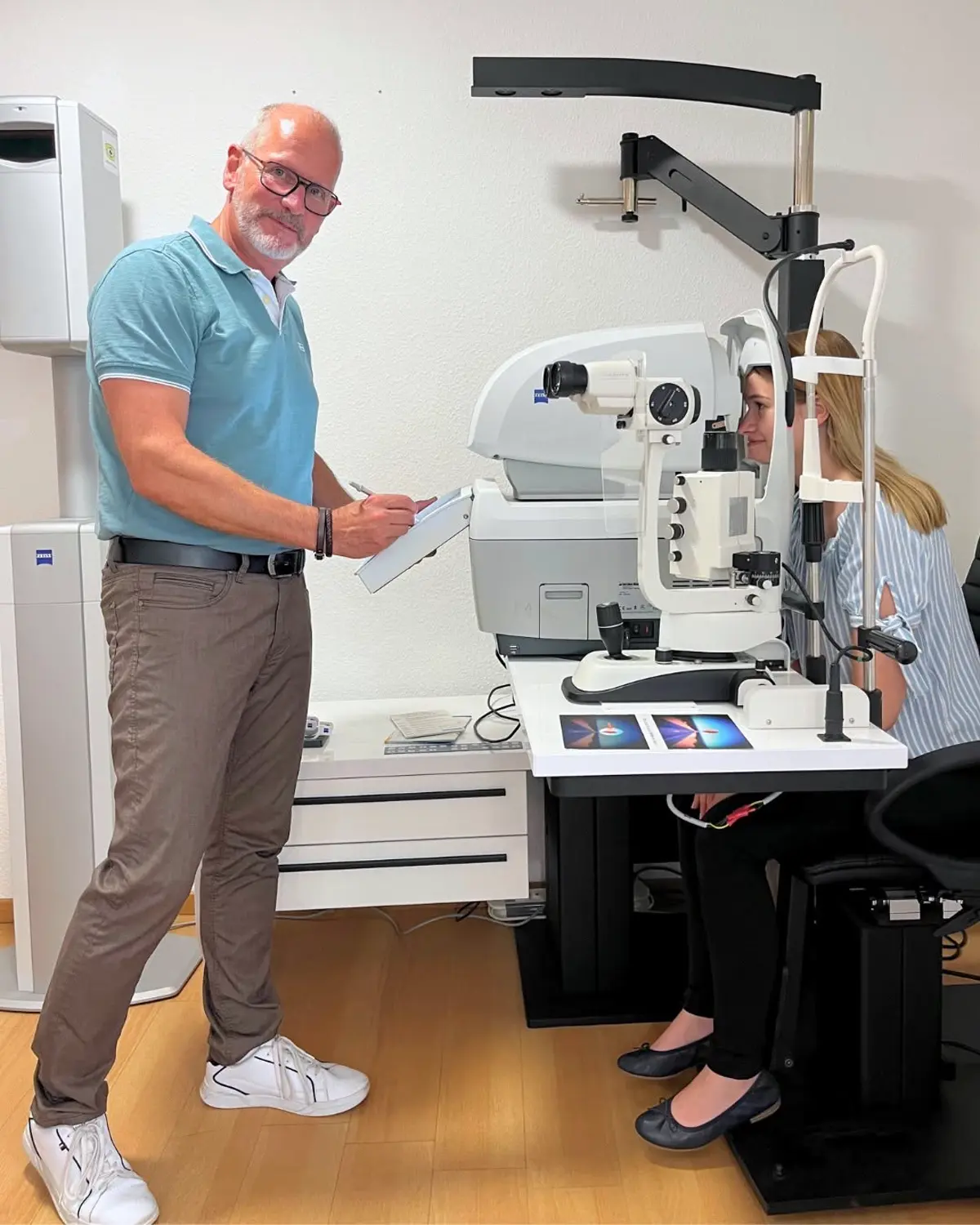 Sehtest mit ZEISS Messgerät bei Augenzuhause